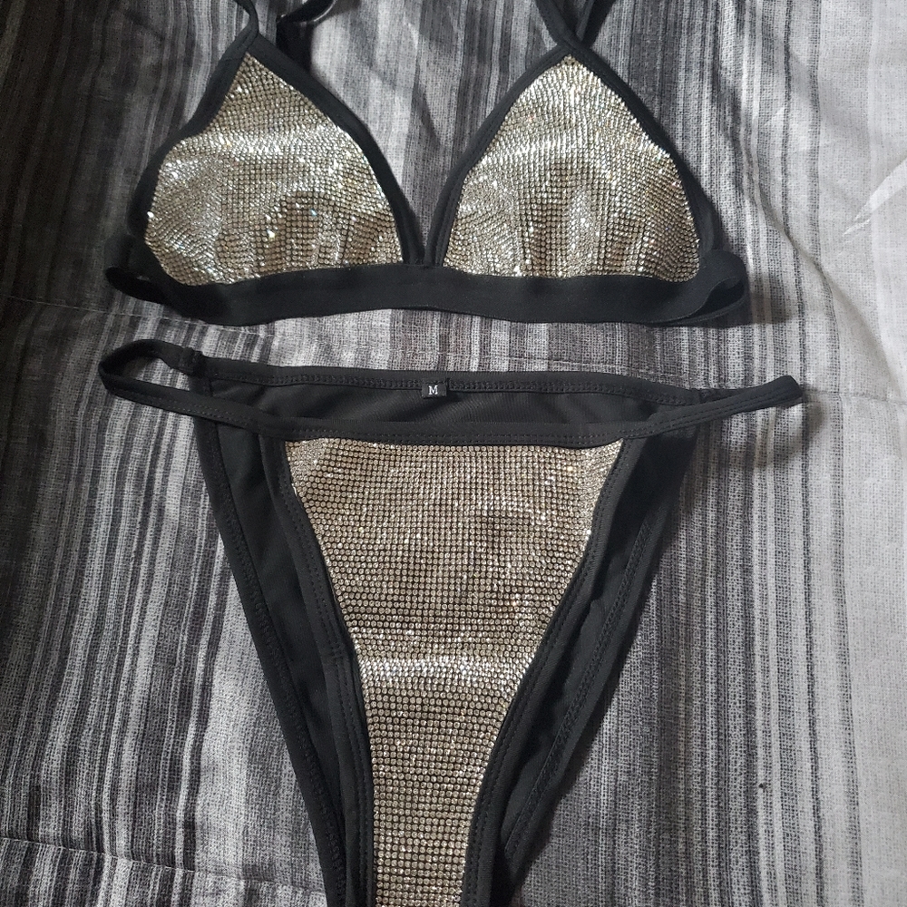Bikini - Picture 1 of 3